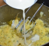 Заливаем теплое молоко в картофель.