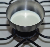 Нагреваем молоко со сливками.