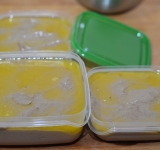 Растапливаем оставшееся сливочное масло, аккуратно сливаем верхний, прозрачный слой масла. Им поливаем сверху паштет.