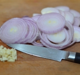 Измельчаем чеснок, мелко нарезаем лук.