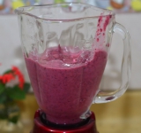 Через пару часов смесь должна подмерзнуть с краем и схватиться в середине. Снова перекладываем смесь в блендер, перемешиваем, затем снова выливаем в лоток и ставим в морозилку. Такую манипуляцию необходимо повторить 2 раза через 2 часа. Затем оставляем мороженое на всю ночь в морозильнике.