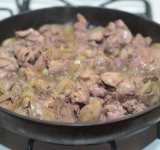 Добавляем печенку и обжариваем ее 8-10 минут, не больше, так она останется сочной.