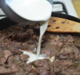 Заливаем сливки, как только они закипели – снимем сковороду с огня.