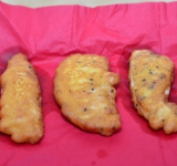 Готовые кусочки выкладываем на бумажное полотенце, чтобы избавится от излишка жира.