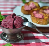 Наутро вкуснейшее ягодное мороженое готово. Восхитительный десерт особенно хорошо подойдет к обеду в жаркий, знойный летний полдень. Приятного аппетита!
Cсылка на оригинальный рецепт: hellokitchen.ru/408/berry-ice-cream/