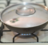 На пару минут накрываем омлет крышкой.