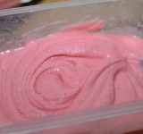 Такую манипуляцию необходимо проделать 2-3 раза с промежутком в 2 часа. Затем мороженое переливаем в лоток и ставим в морозилку до полного застывания.