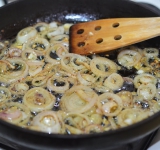 Обжариваем лук и чеснок до румяности.