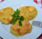 Блюдо готово, можно подавать к столу в качестве гарнира или как самостоятельное блюдо.
Cсылка на оригинальный рецепт: hellokitchen.ru/454/potatoes-with-cheese/