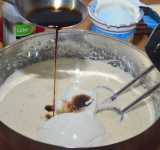 Добавляем творог, йогурт и ванильную эссенцию, взбиваем до однородности.