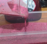 Переливаем массу в лоток.