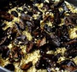 Сверху распределяем половину чернослива и посыпаем половиной молотых орешков.