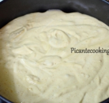 Дно формы для выпечки застилаем пергаментом, выливаем тесто.