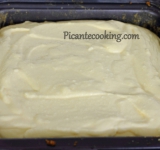 Выливаем творожную массу поверх макового коржа. И ставим выпекаться в предварительно разогретую до 160 градусов духовку на 50-60 минут. За это время сырник должен хорошо выпечься. Чтобы сверху сырник не подгорел, можно прикрыть форму фольгой. Оставляем корж остужаться в выключенной духовке до комнатной температуры. Затем ставим сырник в холодильник и охлаждаем 4 часа.