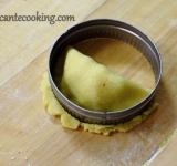 Чтобы край пирожка был ровным, срезаем его кольцом для вырезания печенья.