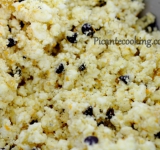 Все хорошо перемешиваем до однородности. Если начинка получается жидковатой, можно добавить крошек печенья савоярди.