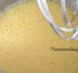 Взбиваем яйца с сахаром и ванильным экстрактом.