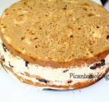 Готовим глазурь, для этого сливки с коньяком доводим до кипения, добавляем шоколад и перемешиваем до однородности. Холодное масло добавляем в шоколадную массу, перемешиваем венчиком до однородности. Торт достаем из формы.