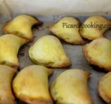 Выпекаем пирожки 25 минут до золотистости. Готовые пирожки остужаем на решетке 5-8 минут.