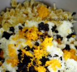 Все ингредиенты для начинки помещаем в отдельную посуду.