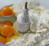 Творог взбиваем до однородности с яйцами и сливочным маслом. Постепенно добавляем крахмал, сахар и взбиваем до однородности. Очень важно не перестараться иначе сырник при выпекании опустится.