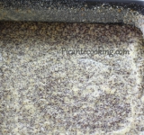 При постоянном помешивании порциями вводим муку, разрыхлитель и мак с сахаром. Форму для выпекания смазываем сливочным маслом и просыпаем мукой либо молотыми сухарями. Получившееся тесто заливаем форму.