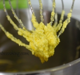 Масло взбиваем с сахаром до кремообразной консистенции, при постоянном помешивании вводим в массу яйца и хорошо взбиваем.	