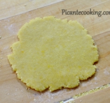 Тесто делим на 4 части, затем каждую еще на 6 частей. Из каждого кусочка формируем шарик. Раскатываем шарики в пласт толщиной не более 3 мм.