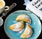 Пирожки посыпаем сахарной пудрой и подаем к столу. Приятного вам чаепития!
Cсылка на оригинальный рецепт: www.picantecooking.com/recipe/sitsiliiskie-pirozhki-s-rikottoi