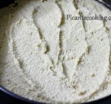 Готовим пропитку, для этого кофе перемешиваем с 50 мл коньяка и 3 ст. ложками меда. 1/3 части получившейся жидкости пропитываем первый корж. Поверх выкладываем половину крема.