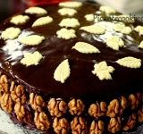 Края украшаем половинками грецких орехов, верх украшаем по своему усмотрению. Ставим торт в холодильник для пропитки на 4 часа. Десерт готов, можно подавать к столу. Торт получается очень вкусным, нежным, с легким кофейным привкусом. Приятного чаепития!
Cсылка на оригинальный рецепт: www.picantecooking.com/recipe/tort-osen