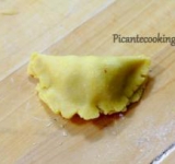 На один край кругляшка выкладываем начинку, накрываем вторым краем, концы слепляем.