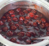 Добавляем смесь к вишням и варим при постоянном помешивании пока масса не станет консистенции густого соуса. Снимаем сотейник с огня, массу хорошо остужаем.