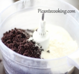 Снимаем мак с огня, остужаем и сливаем молоко. Взбиваем мак с сахаром в блендере до однородности.