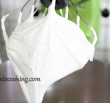 Готовим масляный крем, для этого белки взбиваем до состояния пены, постепенно добавляем 30 грамм сахара, продолжая взбивать до мягких пиков. Тем временем в небольшом сотейнике варим сироп из воды и оставшегося сахара до полного его растворения. Доводим сироп до температуры 120 градусов. Продолжая взбивать белки, тонкой струйкой вливаем горячий сироп, взбиваем массу еще 15 минут, пока температура белков не станет комнатной. Продолжая взбивать, порциями вводим масло, перемешиваем до однородности. Добавляем специи, вновь хорошо взбиваем массу. Крем готов.