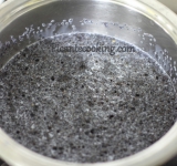 Мак заливаем молоком и на малом огне доводим до кипения.