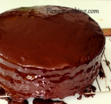 Смазываем глазурью торт со всех сторон.