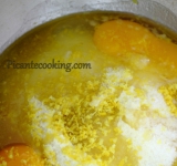 В глубокую миску помещаем все ингредиенты для теста.