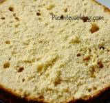 Бисквит разделяем на 3 равных коржа.