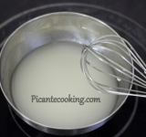 Крахмал перемешиваем с ромом до однородности.