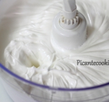 Муку просеиваем в отдельную посуду с разрыхлителем. Белки взбиваем до устойчивых пиков с 1 ст. ложкой сахара. По одному добавляем желтки и мед, продолжая взбивать.