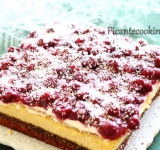 Сметану взбиваем с оставшимся сахаром и равномерно смазываем верх сырника, поверх выкладываем остывший вишневый соус. Посыпаем сырник кокосовой стружкой и ставим охлаждаться в холодильник еще на 4 часа. Десерт готов, можно подавать к столу! Приятного чаепития!
Cсылка на оригинальный рецепт: www.picantecooking.com/recipe/syrnik-na-make-s-vishnyami