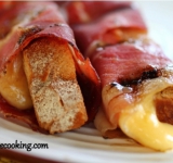 Плотно заворачиваем и выкладываем на решетку над раскаленными углями. Печь 5-8 минут, время от времени переворачивая. Время зависит от огня. Бекон должен подрумянится, а сыр слегка расплавиться.