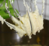 Для начала залейте изюм кипятком и оставьте минут на 30. Творог перемелите в мясорубке или перетрите через сито. Разогрейте духовку. Теперь взбивайте сахар с маслом комнатной температуры, пока масса не станет "пушистой". По одному введите три желтка, не переставая перемешивать. Добавьте манку и творог, не переставайте взбивать вместе.