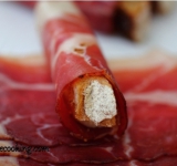 Хлеб подпеките в тостере или на сухой сковороде, с двух сторон. Нарежьте брусочками с гранью около 0,5 – 0,8 см, длиной размером в ширину полоски бекона или ветчины. Так же нарезать сыр. Брусочки хлеба смазываем тонким слоем горчицы, выкладываем на край полоски с беконом по одному, рядом положить брусочек сыра.