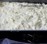 Яблоки очистите от кожуры, натрите их на терке. Добавьте в тесто яблоки, добавьте отцеженный изюм, хорошенько перемешайте. Теперь отдельно тщательно взбейте белки, аккуратно введите их в тесто и перемешайте, чтобы белки хорошо распределились по тесту. Выстелите форму для выпечки пергаментом. Смажьте тоненьким слоем оливкового масла.