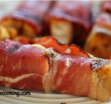 Если запекаете в духовке: вставьте трубочки в разогретую до 200 ˚С духовку и запекайте 5-6 минут. Приятного аппетита!
Ссылка на источник рецепта www.picantecooking.com/recipe/trubochki-iz-bekona-s-khlebom-i-syrom-zakuska-s-grilya