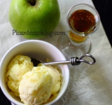 Десерт готов, раскладываем по креманкам и подаем к столу. Приятного аппетита!
Cсылка на оригинальный рецепт: www.picantecooking.com/recipe/morozhenoe-s-yablokami-i-kalvadosom