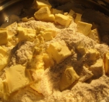 В отдельную емкость просеиваем муку, сахар и соль, хорошо перемешиваем ингредиенты, добавляем масло.