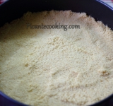 Добавляем масло, пудру, все хорошо перемешиваем до однородности. Получившуюся массу перекладываем в разъемную форму и утрамбовываем.	